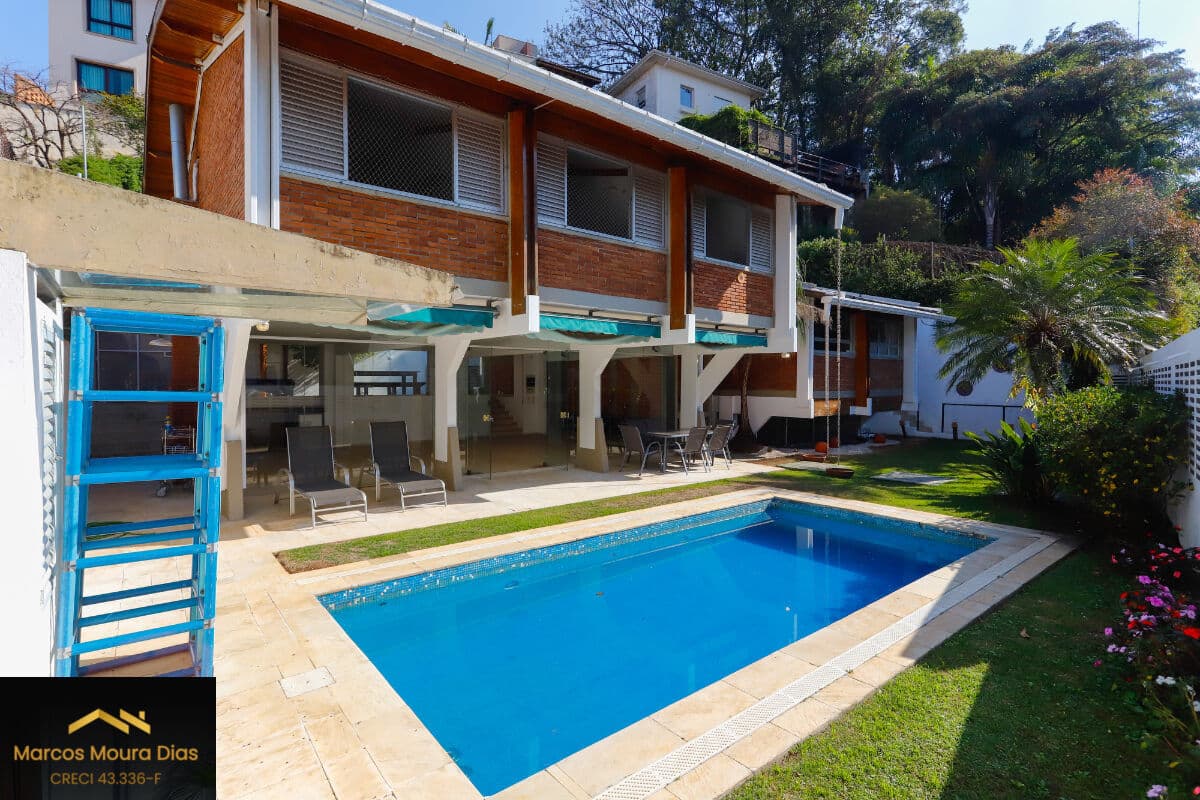 Casa no Sumaré com 3 Dormitórios ( 1 suíte), 359m² com Piscina, Elevador, Churrasqueira e 6 Vagas de Garagem