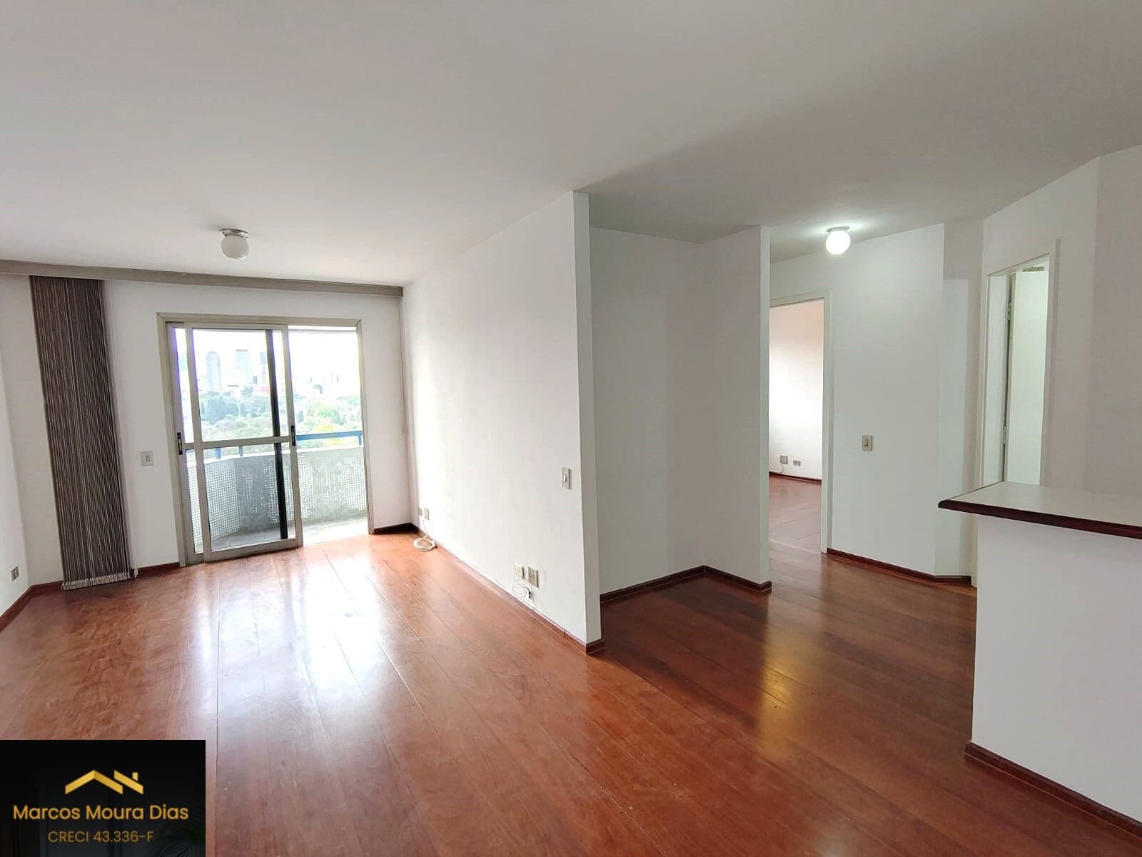 Apartamento Pinheiros, 2 dormitórios( 1 suíte) e 2 vagas, perto Metrô Fradique e com excelente valor de Condomínio. Edifício com Portaria 24 hs, Gerador e Lazer