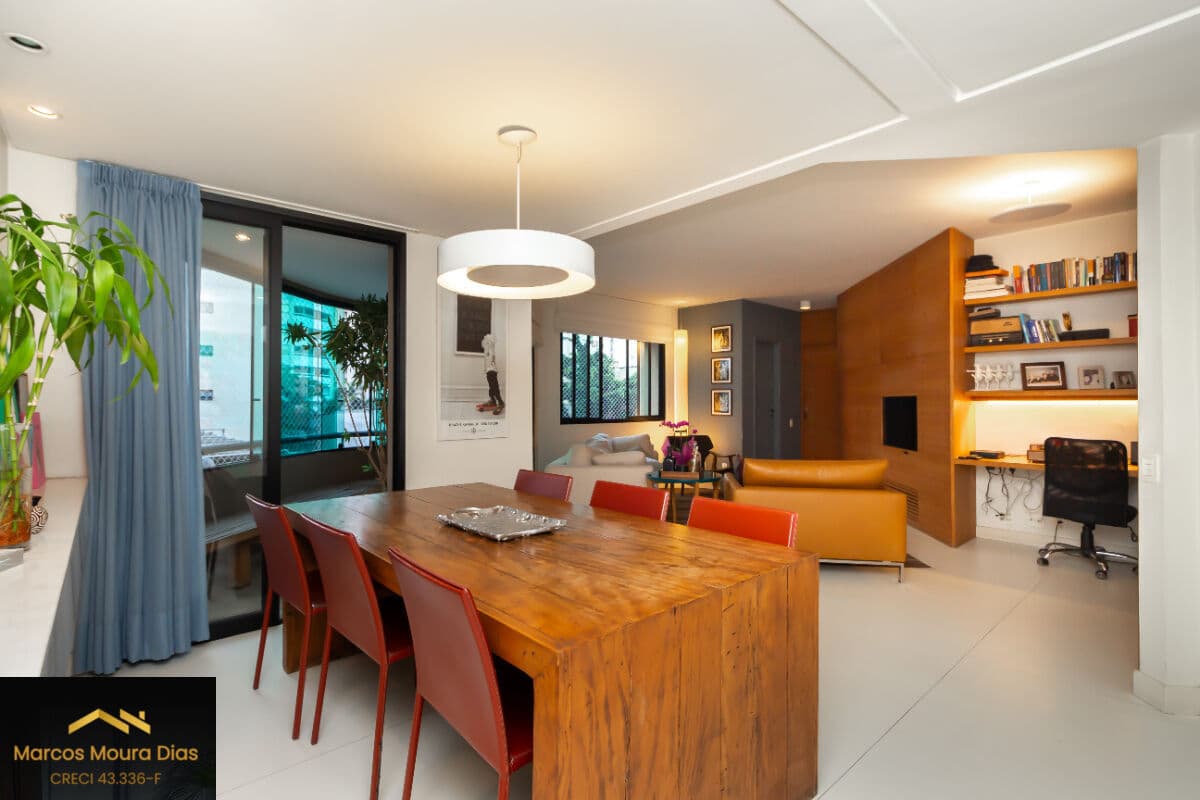 apartamento de 120m² com 3 dormitórios, sendo 1 suíte, sala para dois ambientes e 2 vagas. Edifício com Lazer e Portaria 24 hs
