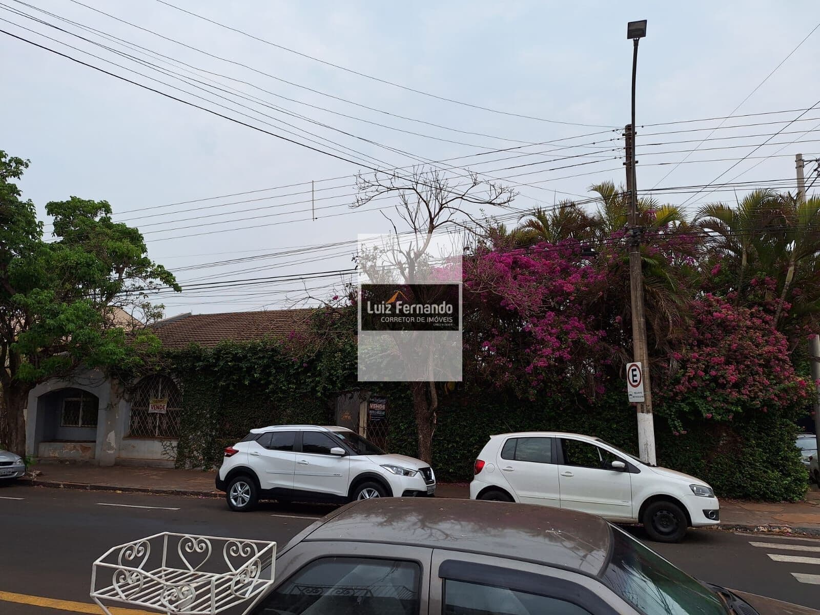 Casa no Centro de esquina excelente localização, com 845,00 m² de terreno precisa de reformas
