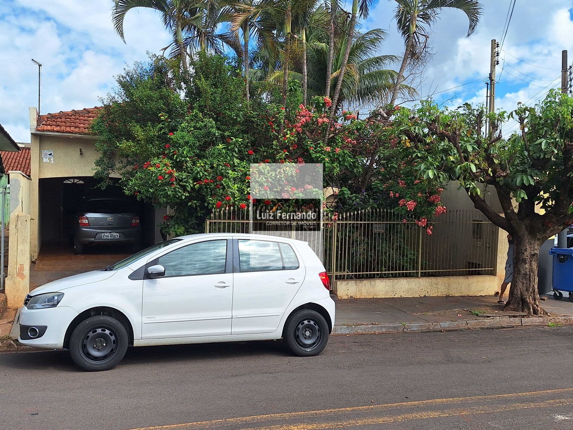 Casa 3 dormitórios + 3 salões comerciais
