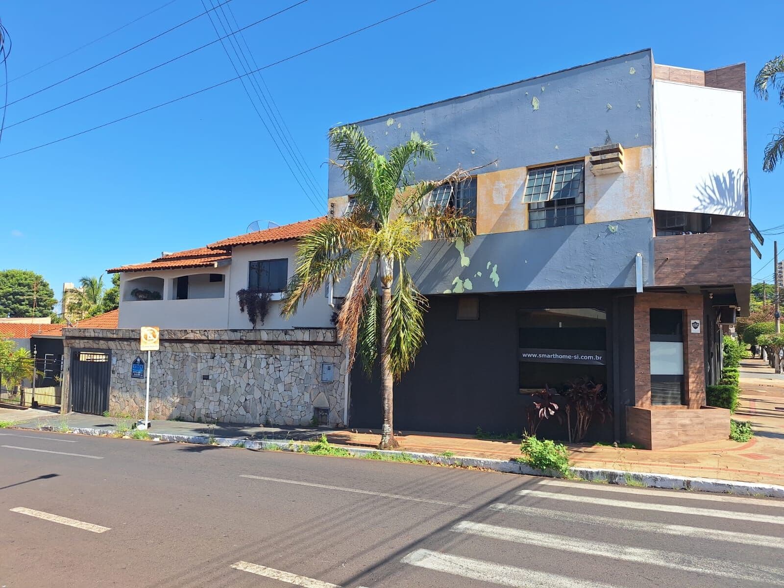 Casa Sobrado + casa sobreloja com salão comercial no térreo.