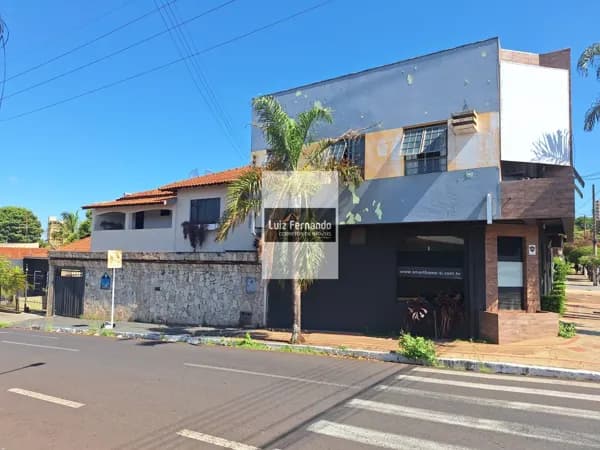 Casa Sobrado + casa sobreloja com salão comercial no térreo.