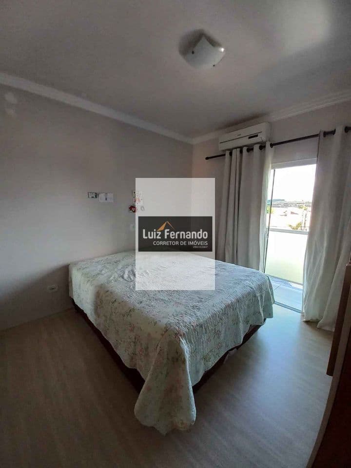 Casa Sobrado em Apucarana-PR troca casa em Ourinhos - SP