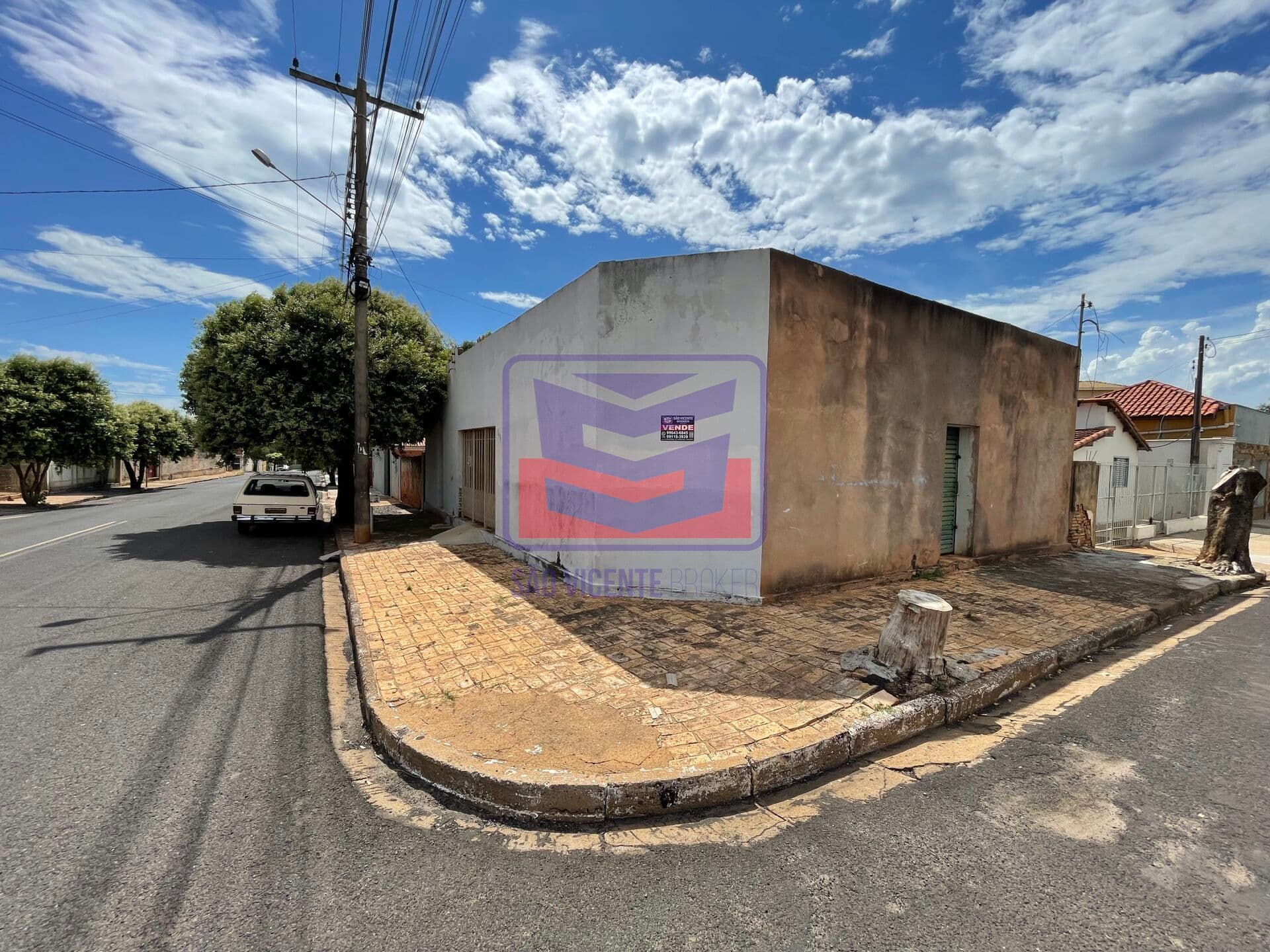 Casa com salão de esquina no centro de Buritama/SP