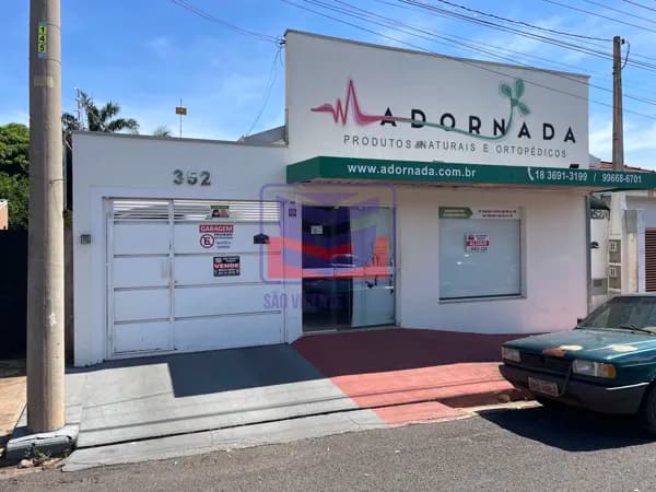 Casa com salão comercial no centro da cidade