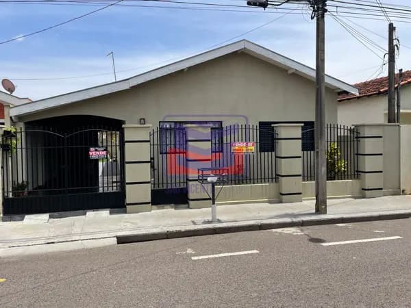 Casa a venda no centro da cidade de Buritama