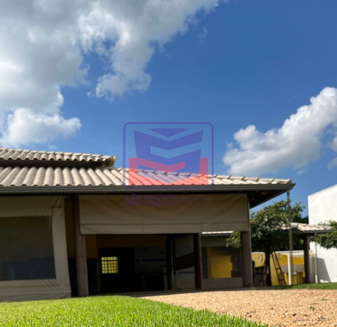 Rancho à venda na avenida de asfalto do condomínio!