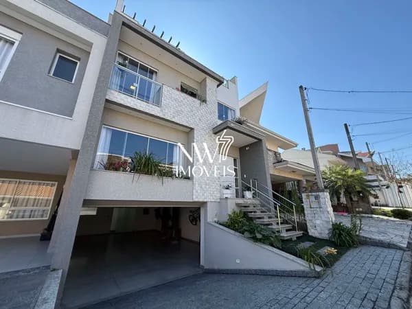 Excelente casa em Condomínio Próximo de Tudo com automação e placa solar!