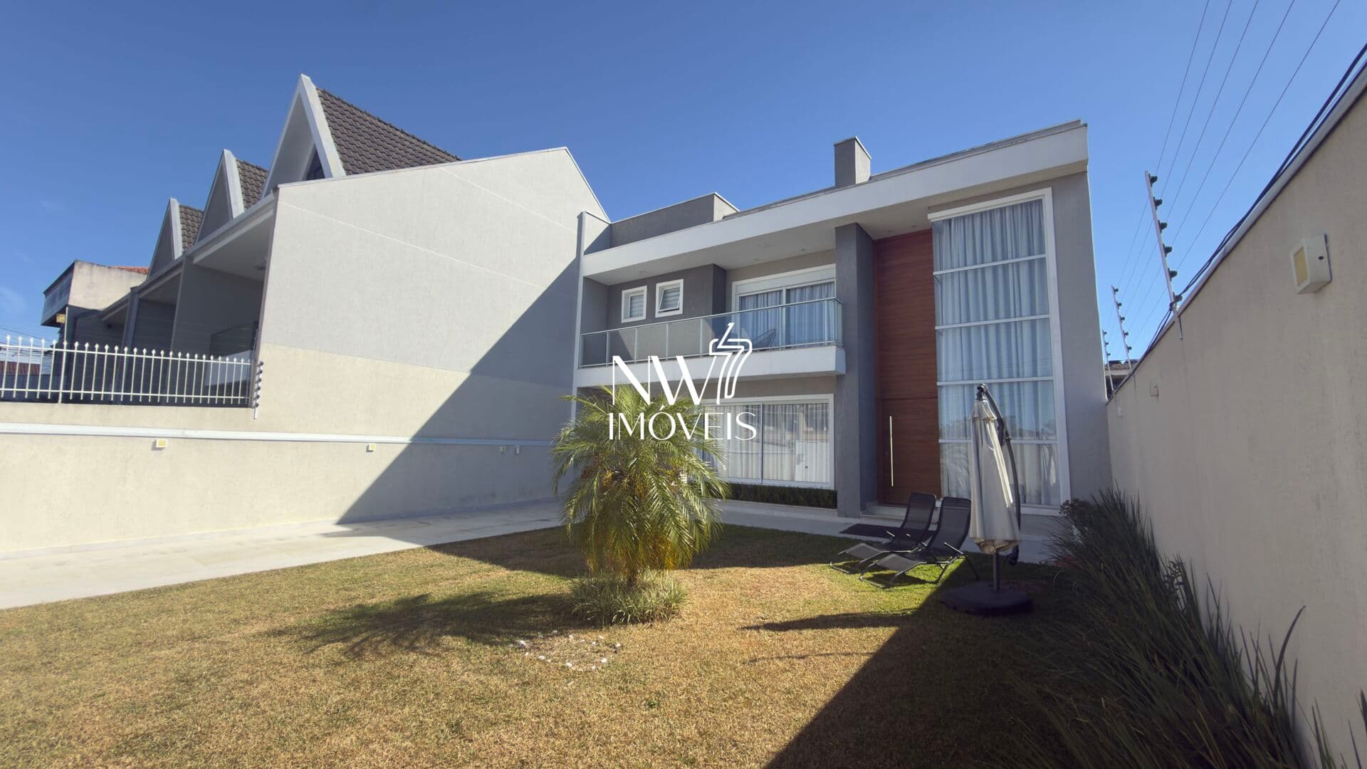 Elegância e Amplitude no Xaxim: Casa com 6 Vagas e Suíte Master Completa