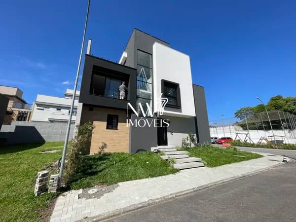 Sobrado com terraço em Condomínio