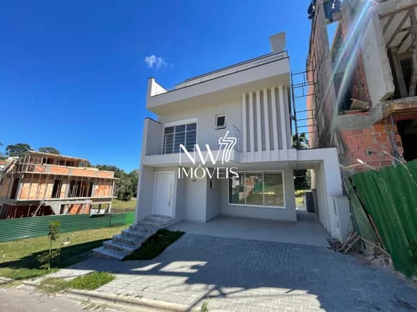 Excelente triplex com ótimo acabamento em Condomínio completo!