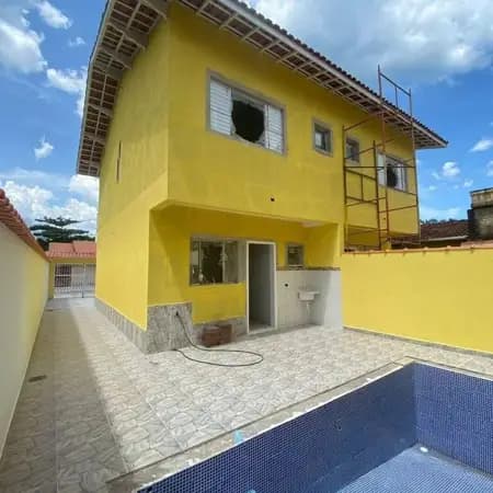 Casa à Venda em Itanhaém – Com Piscina e Quintal Amplo