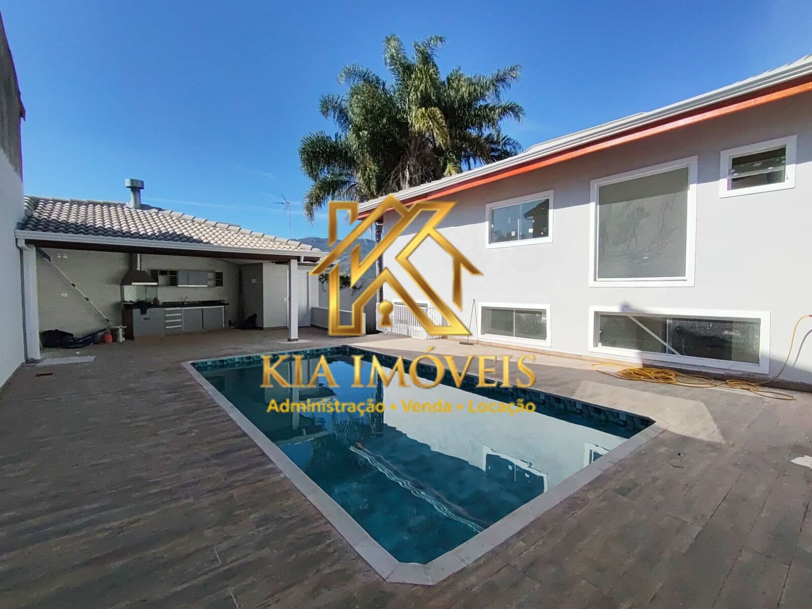 CASA TODA REFORMADA, DESOCUPADA E PRONTA PARA MORAR