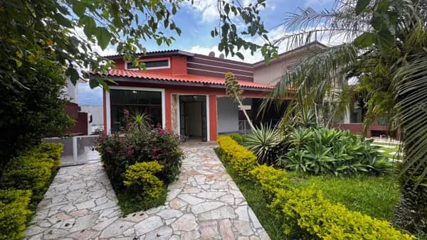 Casa á Locação no Morada das Flores