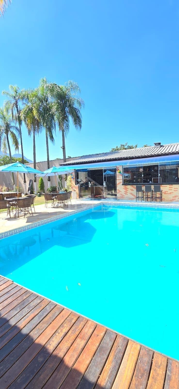 Casa com 6 dormitórios, sendo 4 suítes e 8 banheiros