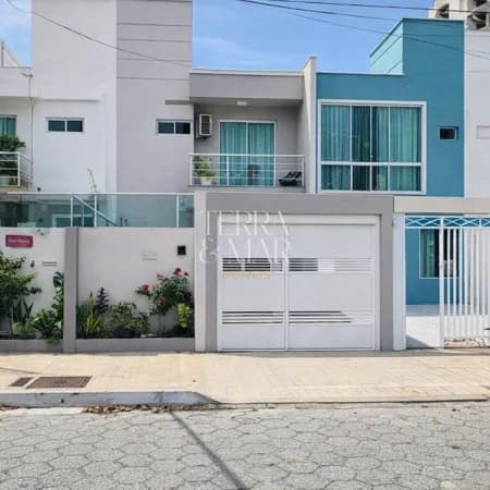 Sobrado à venda no bairro ressacada em Itajaí.