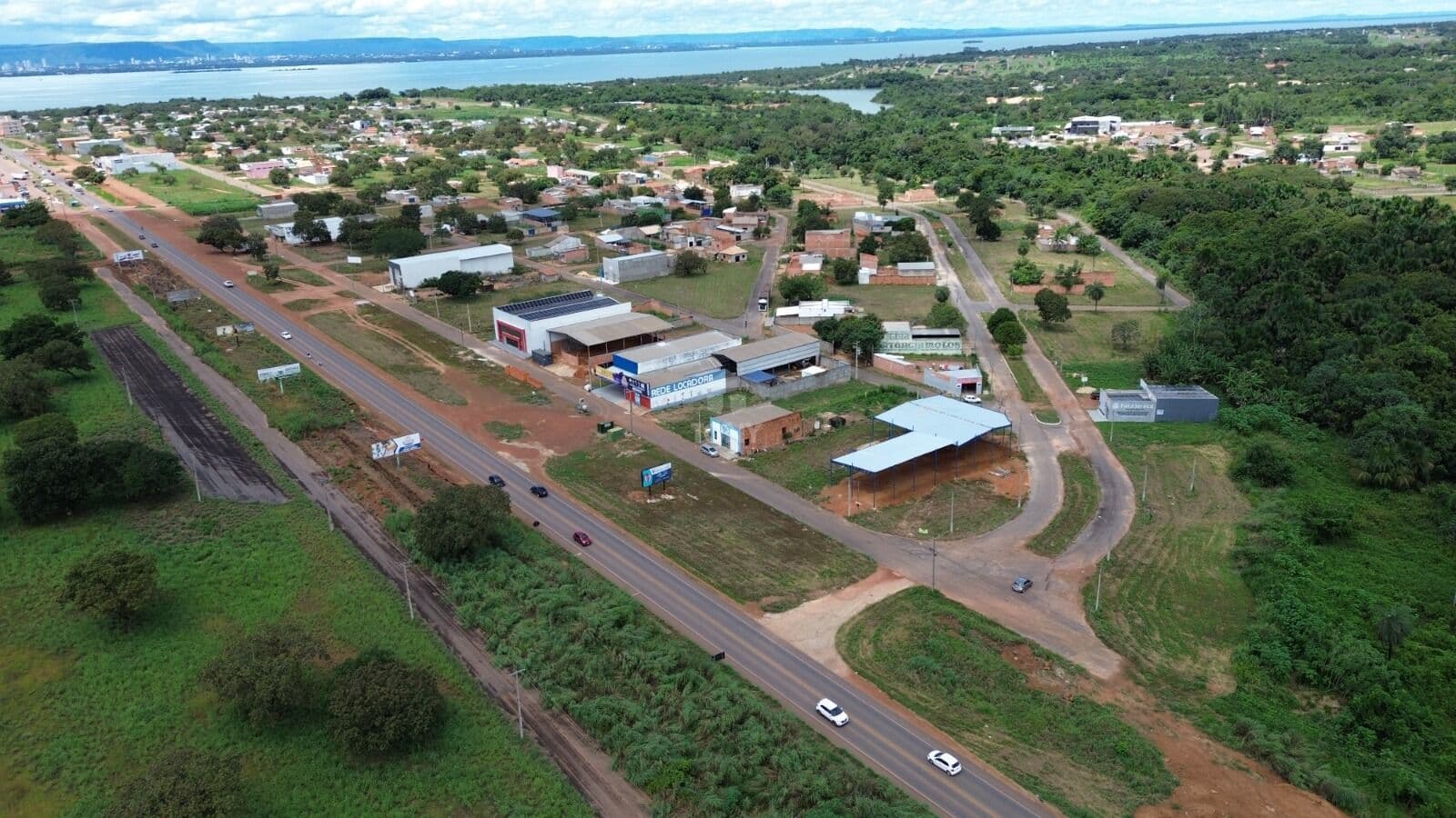 Terreno Comercial à Venda em Luzimangues