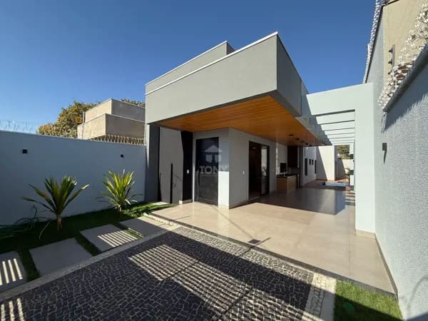 Casa à venda próxima a Havan