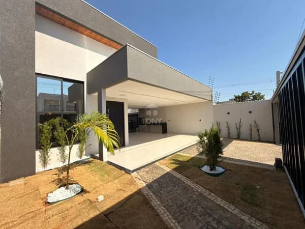 Casa de Alto Padrão à Venda em Palmas - 4 Quartos (3 Suítes, 1 Master com Closet) com piscina