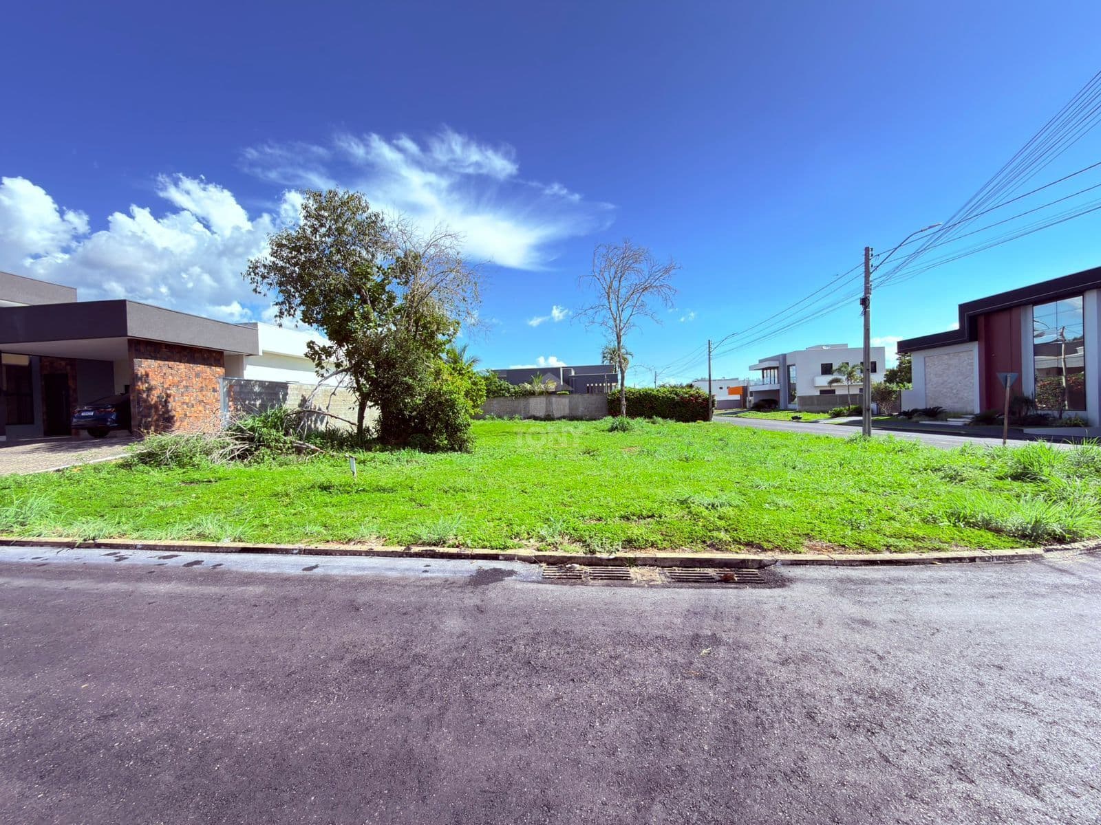 Venda de Lote em Esquina no Condomínio Caribe - 627m²