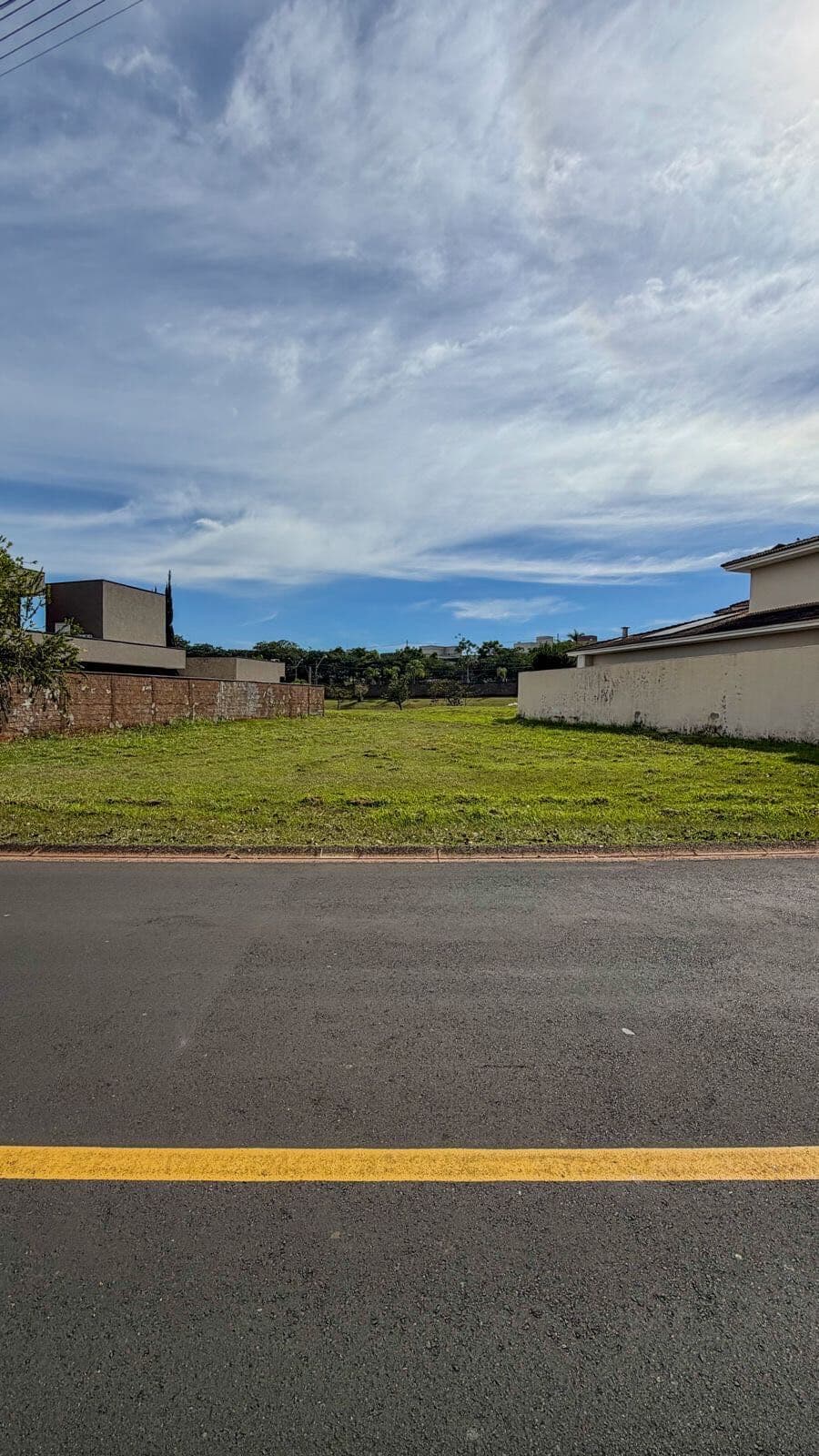 Terreno de 854m² no Condomínio Damha 5