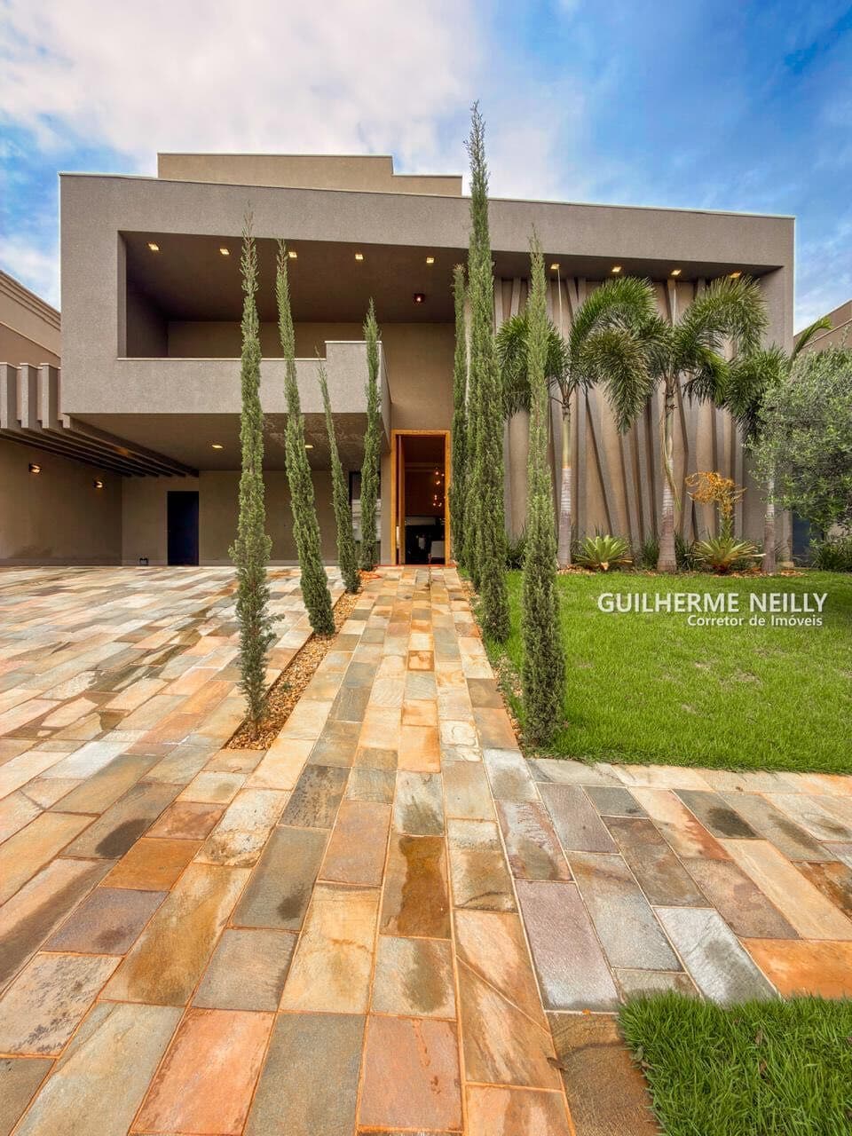Casa com 4 suítes e 420m² de construção no condomínio Golden Park