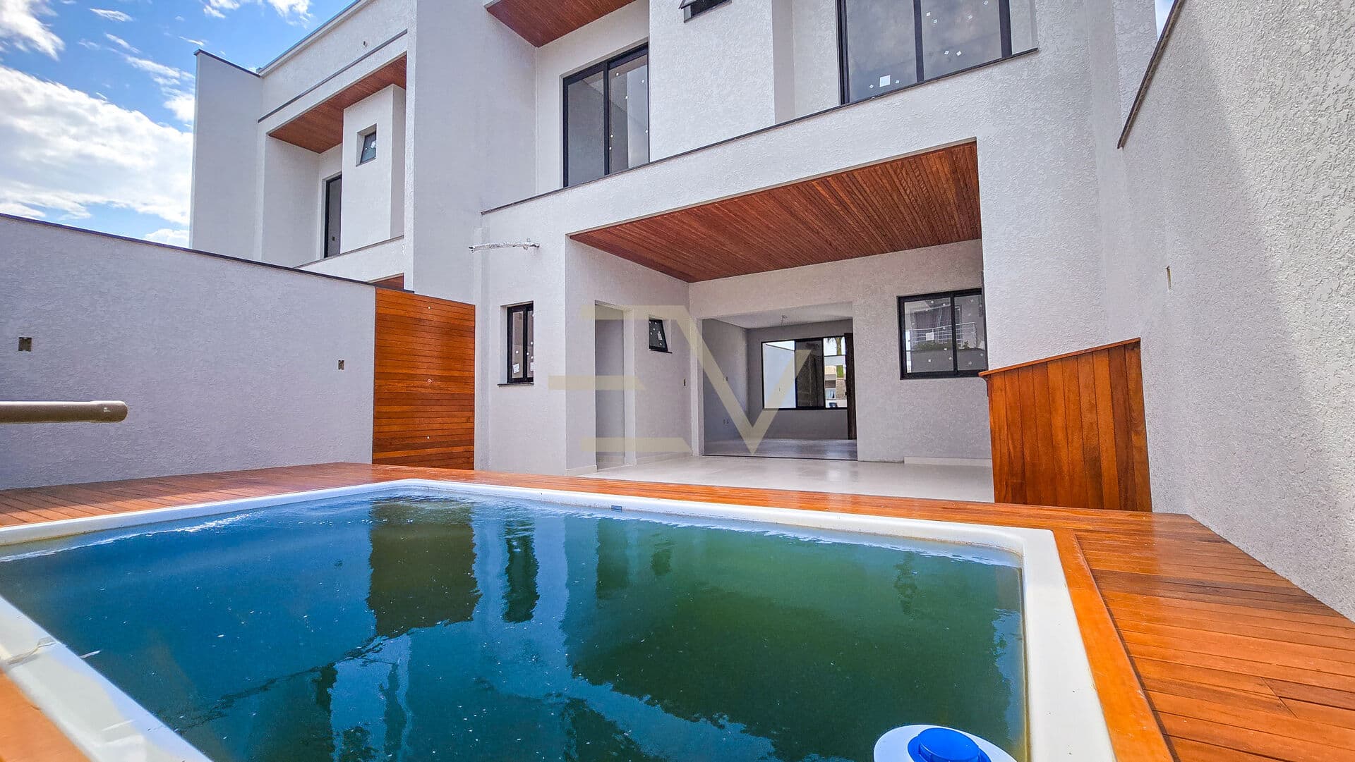 Sobrado Moderno, Alto Padrão 3 dormitórios, em Itajuba