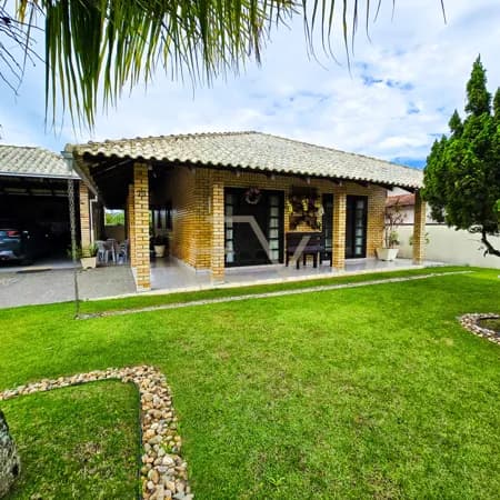 Casa térrea à 170 metros da praia em Penha