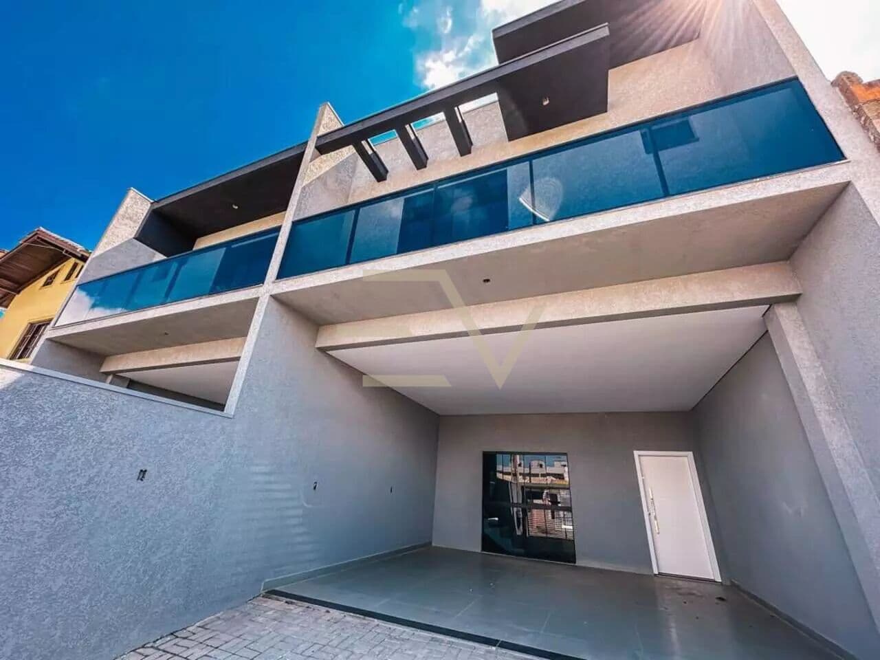 Sobrado 3 suítes com Piscina no Centro