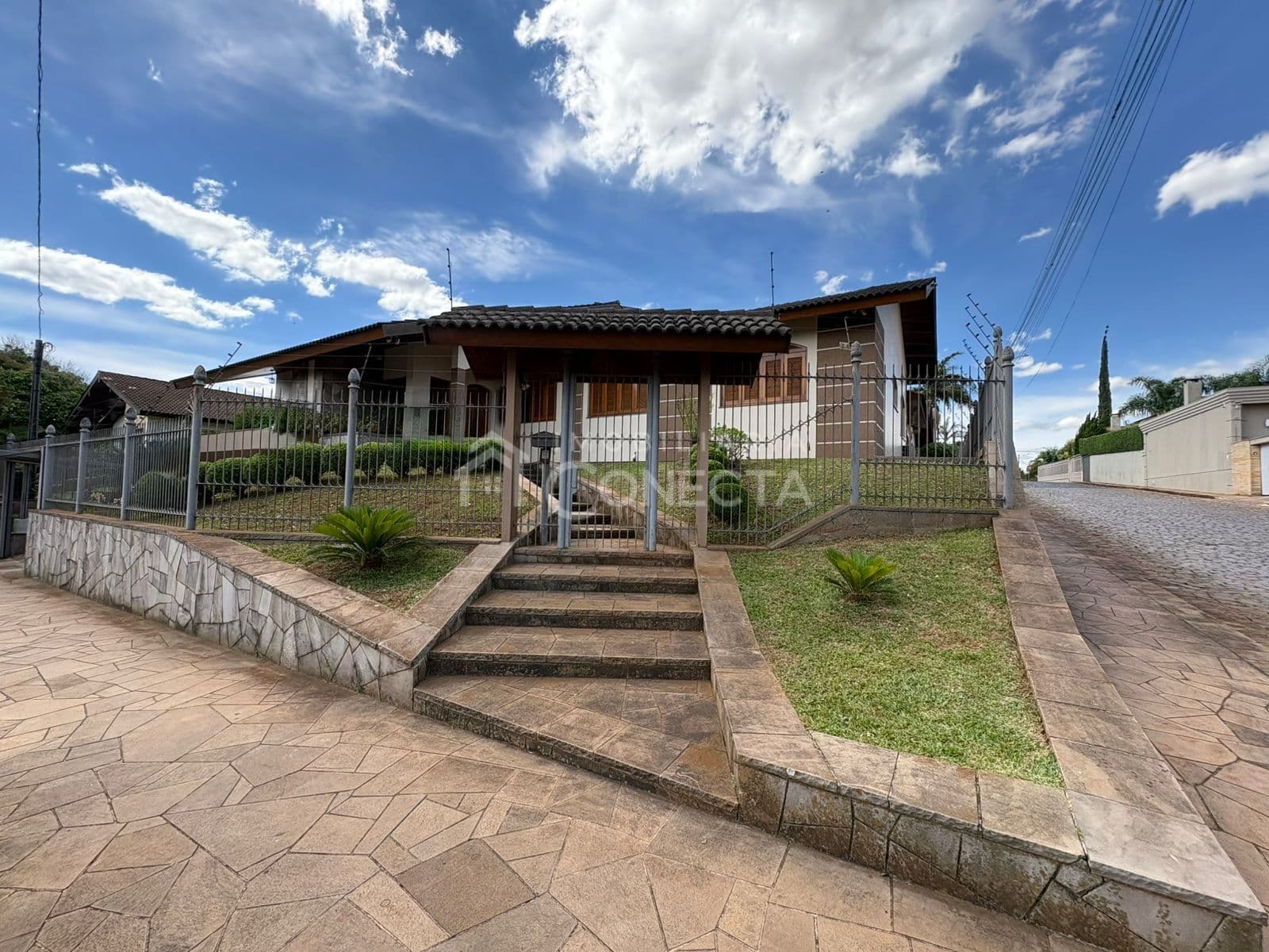 Casa com 4 dormitórios na Av. Pátria!