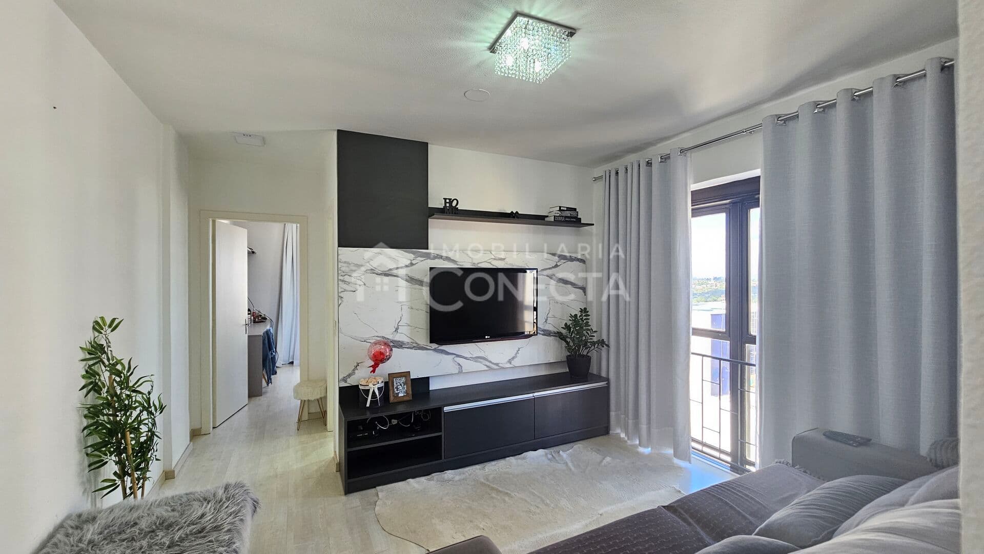 Apartamento impecável mobiliado com 01 dormitório no centro da cidade!