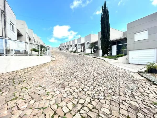 Exclusividade Casa com 3 dormitórios em condomínio fechado, no centro em Carazinho.