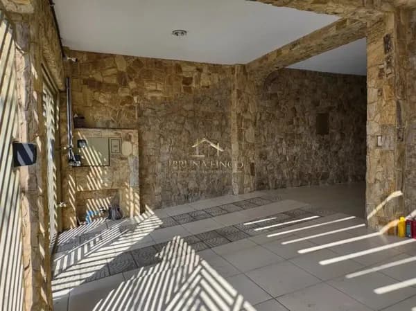 AMPLO SOBRADO DE 241 M² - 3 SUÍTES, EDÍCULA, DEPENDENCIA EMPREGADO, ÁREA GOURMET C/ CHURRASQUEIRA, 3 VAGAS!