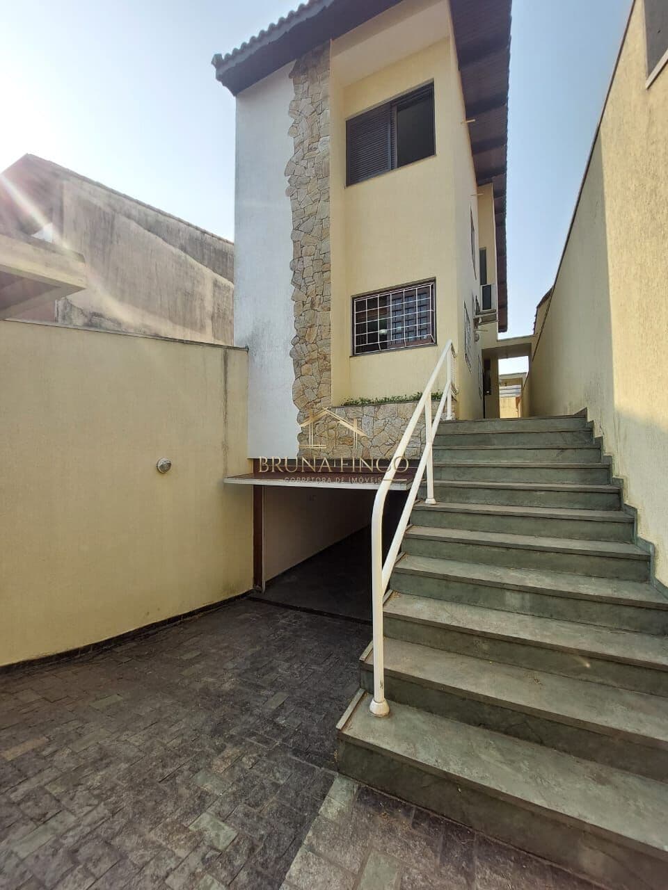 SOBRADO RESIDENCIAL/COMERCIAL DE 202 M² - 4 DORMTS, SUÍTE, AR CONDICIONADO, ESCRITÓRIO/DEPÓSITO, CHURRASQUEIRA E 3 VAGAS DE GARAGEM!