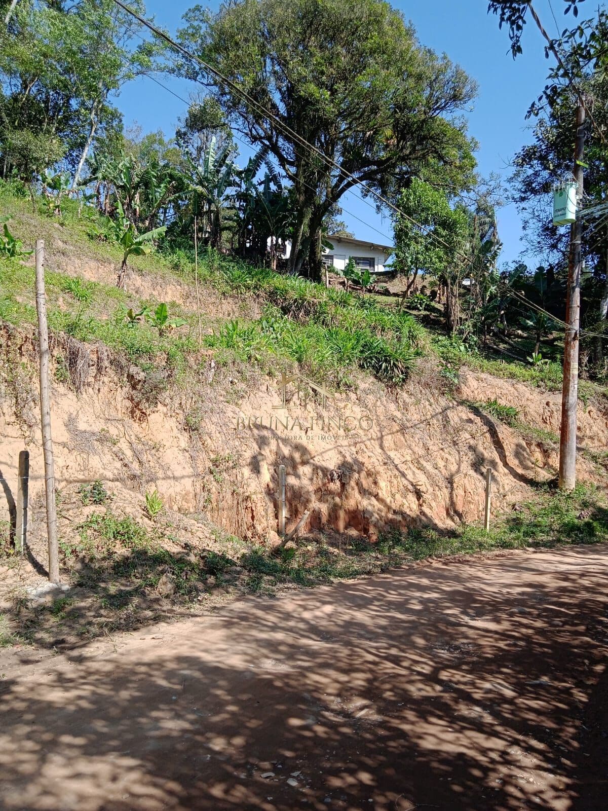 TERRENO DE 400 M² A 3 KM DA ESTAÇÃO DE TREM - COM ESCRITURA! FACILIDADE DE PAGAMENTO!