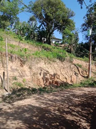 TERRENO DE 400 M² A 3 KM DA ESTAÇÃO DE TREM - COM ESCRITURA! FACILIDADE DE PAGAMENTO!