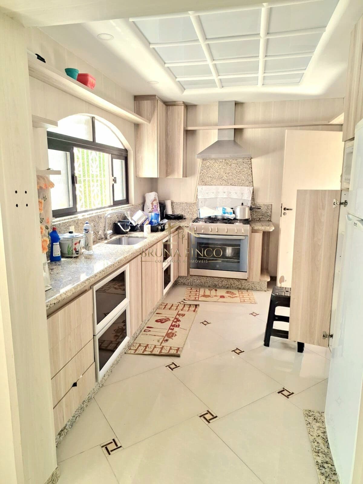 LINDO SOBRADO AMPLO DE 281 M² - 4 DORMTS, SUÍTE, SACADA, ESPAÇO GOURMET C/ CHURRASQUEIRA/FORNO A LENHA E PIZZA, 5 VAGAS!