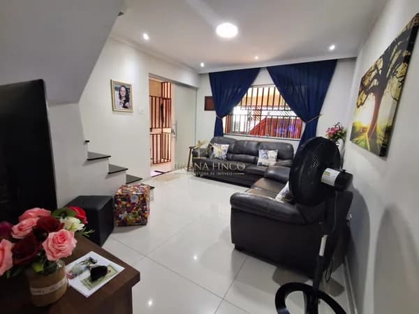 LINDO SOBRADO DE 172 M² COM 4 DORMTS, EDÍCULA/ESCRITÓRIO, VARANDA, QUINTAL E 2 VAGAS DE GARAGEM!