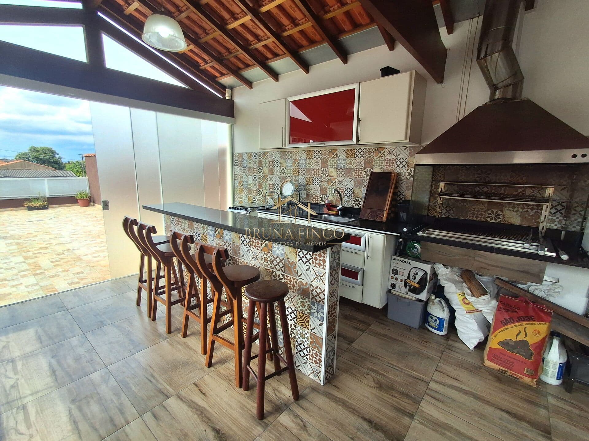 LINDA CASA DE 150 M² COM SUÍTE, VARANDA, COBERTURA GOURMET AMPLA C/ CHURRASQUEIRA! A 12 MIN. DO ATRIUM SHOPPING!