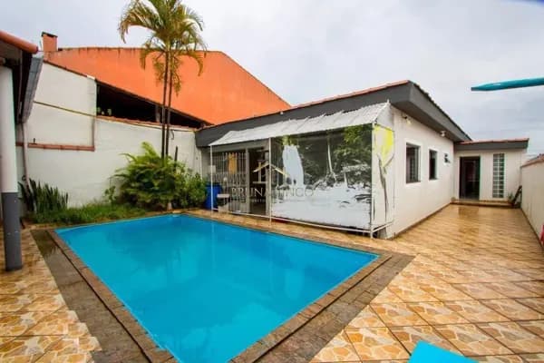 CASA ASSOBRADADA C/ 2 CASAS NO TERRENO - ÁREA DE LAZER COM PISCINA E CHURRASQUEIRA - 2 VAGAS! SOL O DIA TODO!