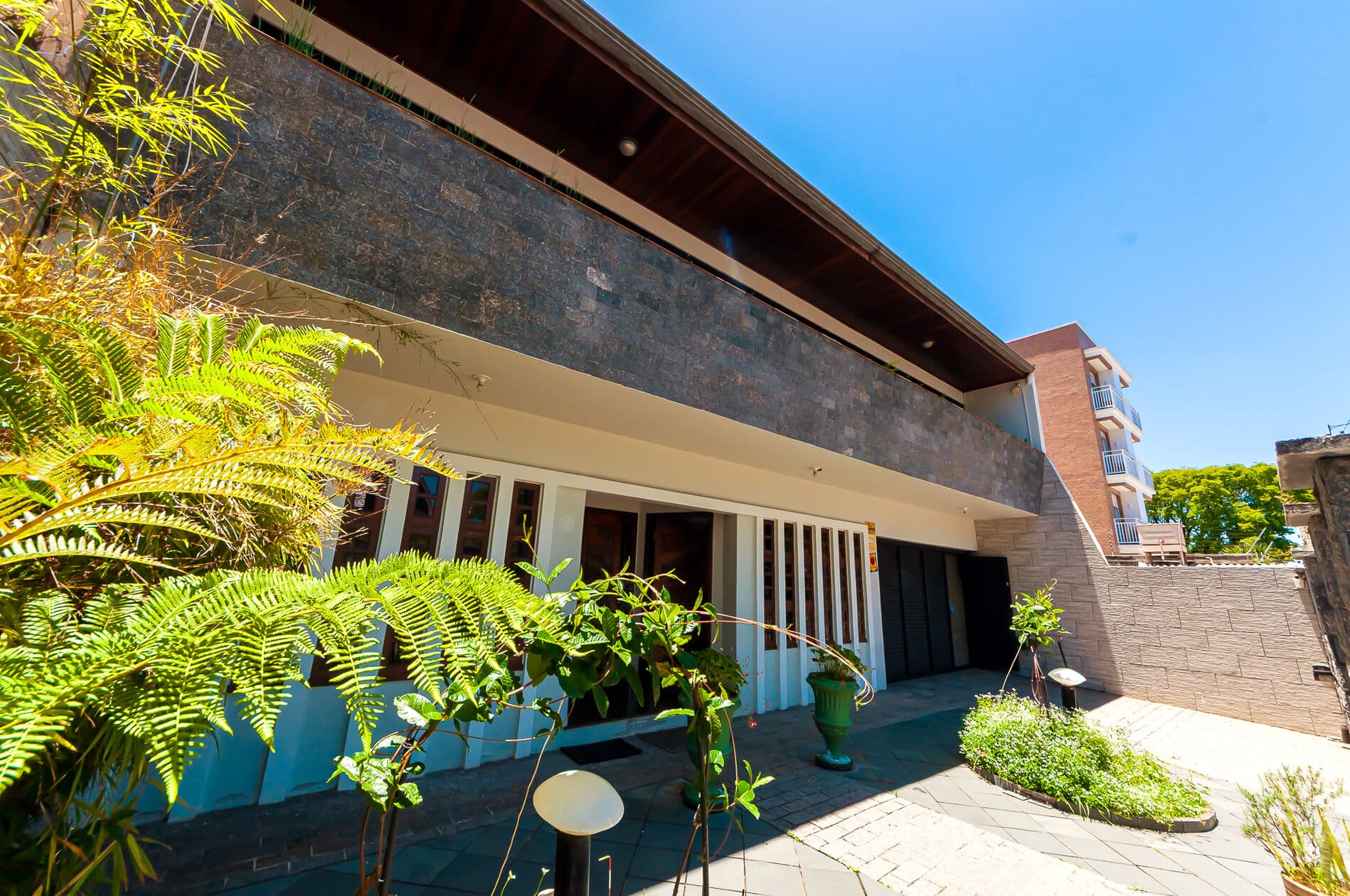 Casa à Venda no Bacacheri em Curitiba com 416m², 2 Suítes e Escritório Independente