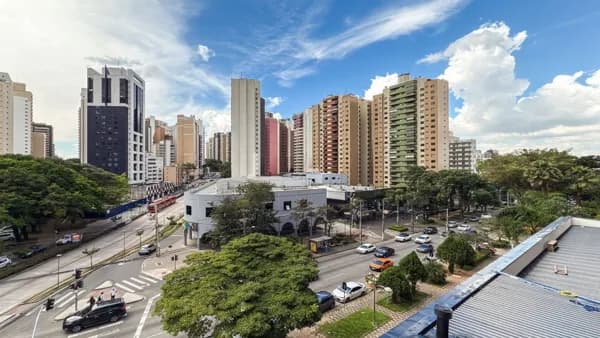 Apartamento à venda no Água Verde em Curitiba com 3 quartos, face norte e vista para a Praça do Japão Edifício Paramount