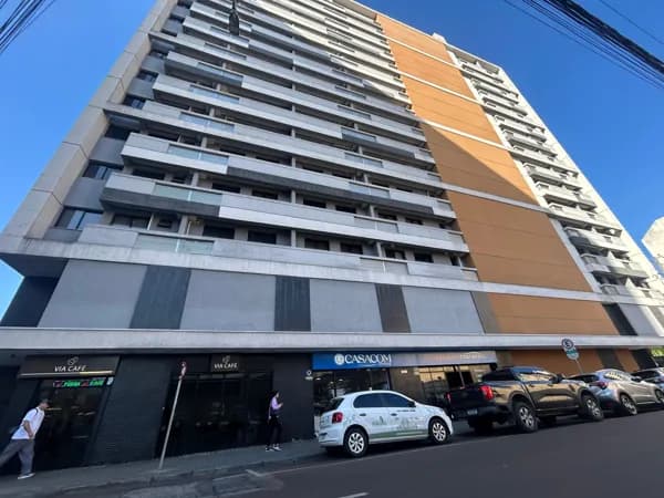 Loja Comercial à Venda no Centro de Curitiba com Pé-Direito Duplo e Alta Visibilidade 122m² Condomínio Novo Centro