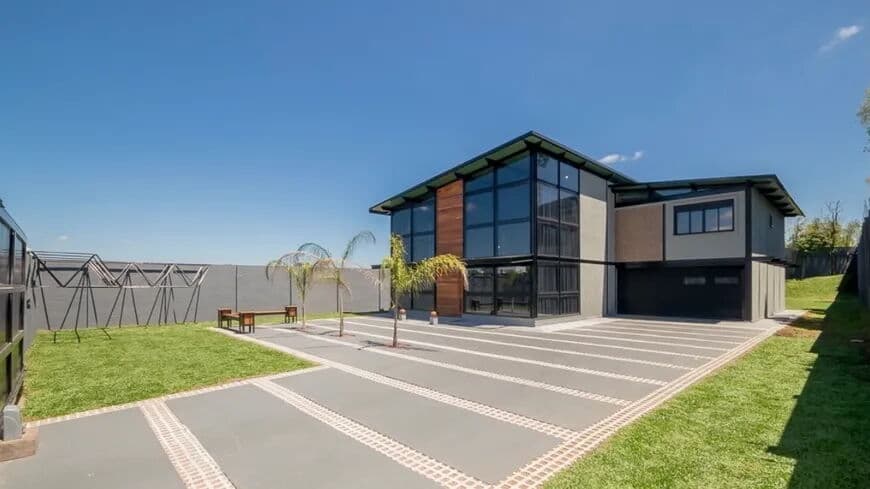 Casa de Alto Padrão à Venda em Santa Felicidade 455m², Terreno Amplo, 3 Quartos e Espaço Gourmet Completo