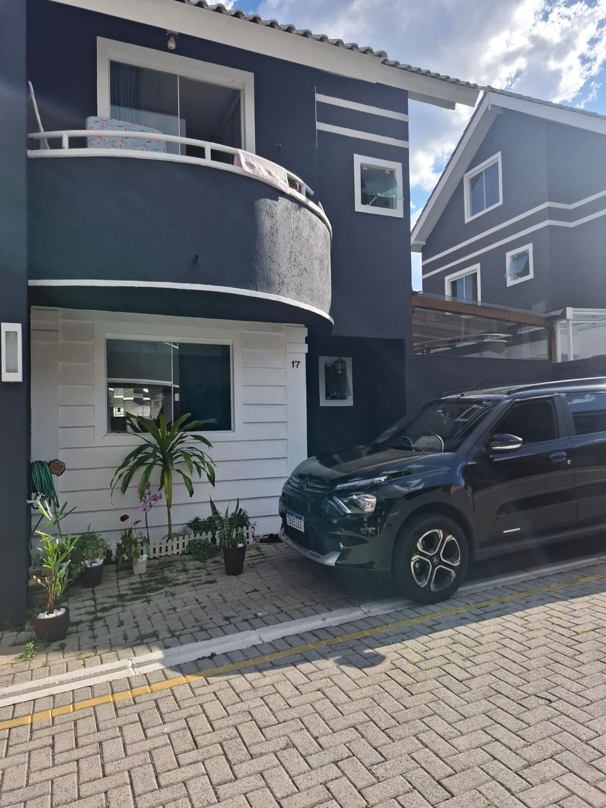 Sobrado Reformado e Mobiliado à Venda no Alto Boqueirão em Curitiba 4 Quartos, Ático e Área Gourmet com Teto Retrátil