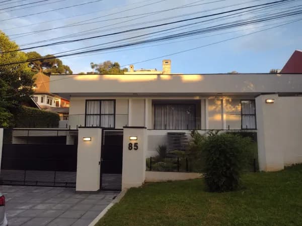 Casa à Venda no Pilarzinho em Curitiba 4 Quartos, 3 Suítes, 5 Vagas, 320m² Próx. Parque São Lourenço