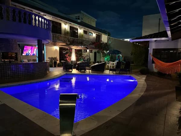 Residência de Alto Padrão à Venda em Frente à Avenida Presidente Kennedy com Piscina e Casa de Hóspedes