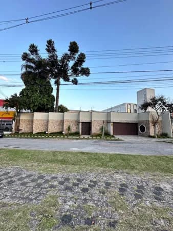 Residência de Alto Padrão à Venda em Frente à Avenida Presidente Kennedy com Piscina e Casa de Hóspedes