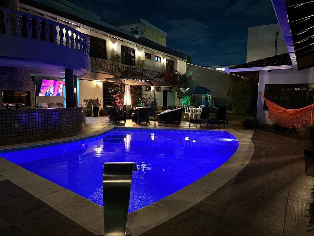Residência de Alto Padrão à Venda em Frente à Avenida Presidente Kennedy com Piscina e Casa de Hóspedes